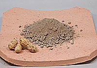 秦野焼の命！自家製の釉薬に使う落花生の殻から生成した灰です。